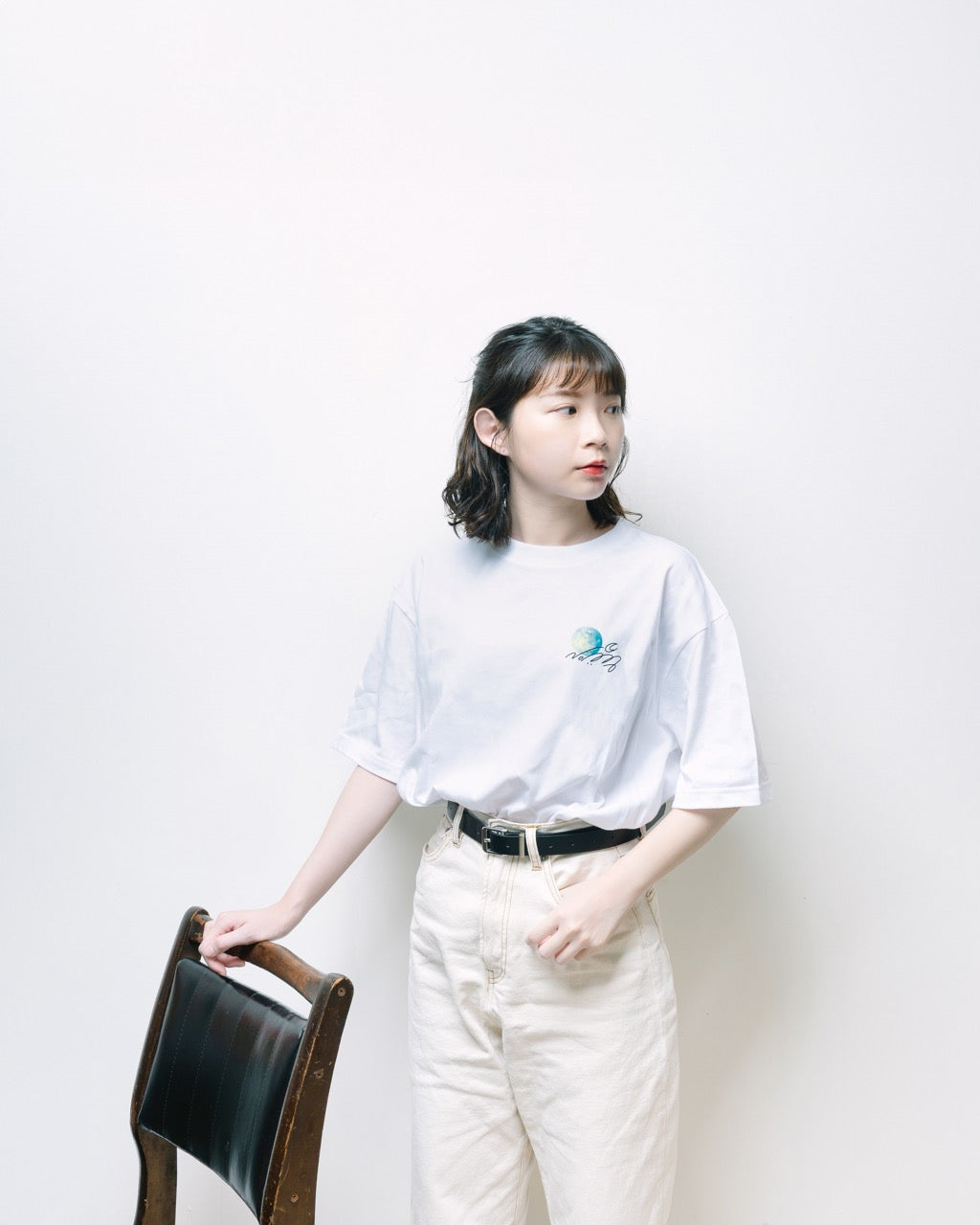 希望滿懷:〈行走在月球上〉落肩款短袖T恤〈2色〉