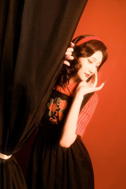 【 預購 】6"Stitches × TASOYA Maro聯名:エプロンの黒猫 吊帶洋裝〈 黑色 〉