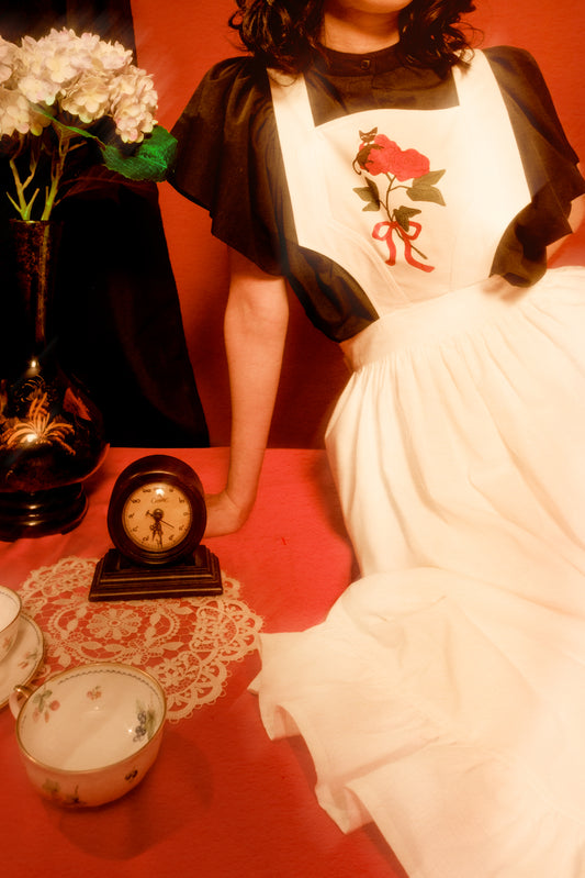 【 預購 】6"Stitches × TASOYA Maro聯名:エプロンの黒猫 吊帶洋裝〈 白色 〉